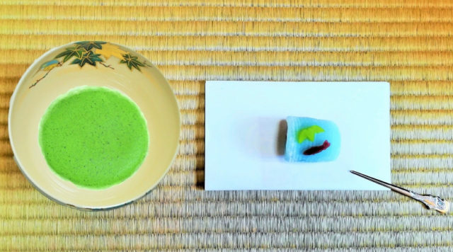 茶を入れた抹茶碗青楓にカワセミと和菓子の画像