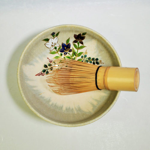平茶碗彩流桔梗と茶筅の画像