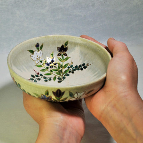平茶碗彩流桔梗を女性が手に持つ画像