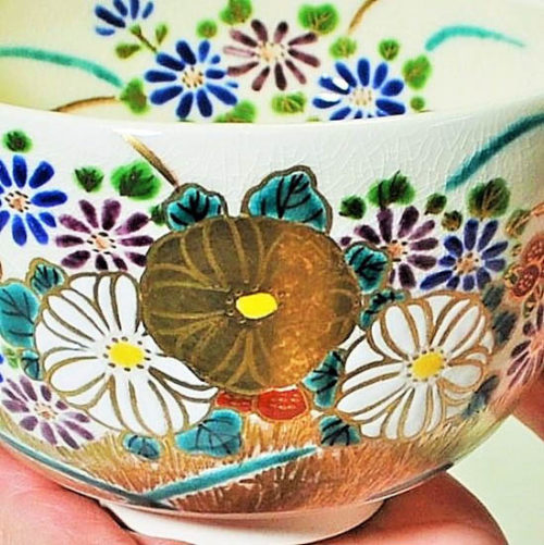 抹茶碗色絵菊花の菊の絵の拡大画像