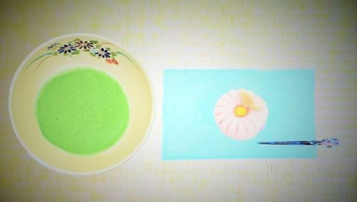 抹茶碗菊花と和菓子の画像