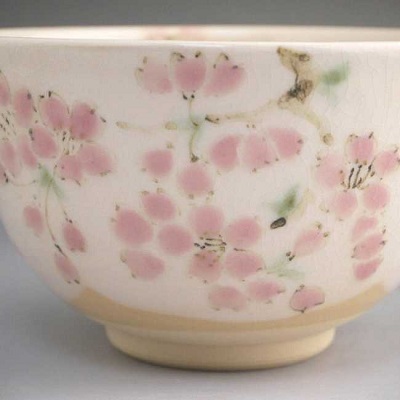 色絵桜抹茶茶碗陶仙作の絵の拡大画像