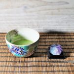 和菓子紫陽花を抹茶とともにいただく画像