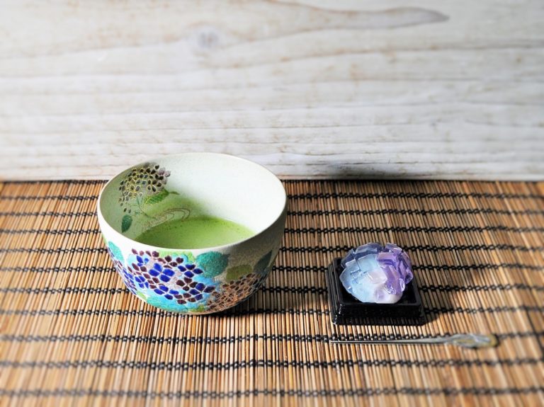 和菓子紫陽花を抹茶とともにいただく画像