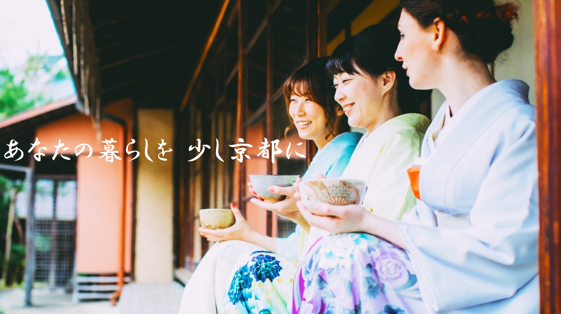3人の着物女性が抹茶を飲み笑う画像